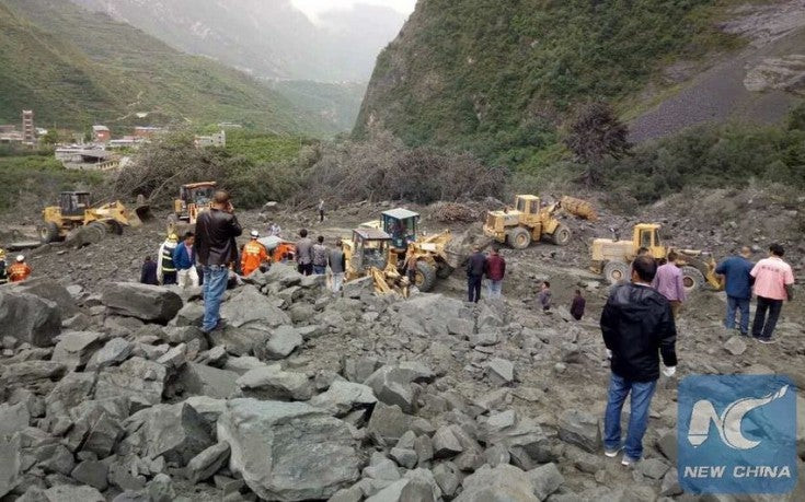 Φόβοι ότι περίπου 100 αγνοούνται θαμμένοι κάτω από τη λάσπη στην Κίνα μετά από κατολίσθηση (βίντεο)
